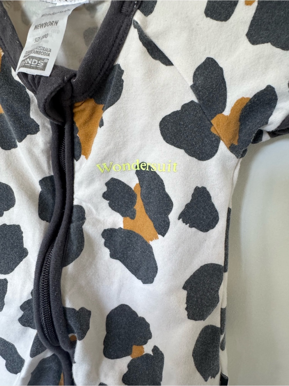 Bonds Short Sleeve Wondersuit One-Piece Romper Cream with Animal Print size NB - Picture 4 of 7